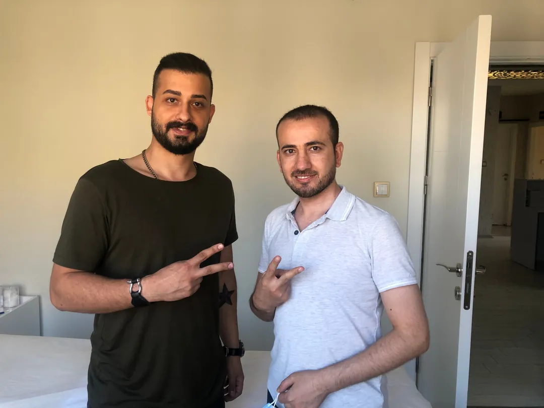 Mardin’den gelen danışan ile Uzm. Est. Semih Deniz, ilk saç simülasyonu uygulamasının ardından uygulama odasında hatıra fotoğrafında