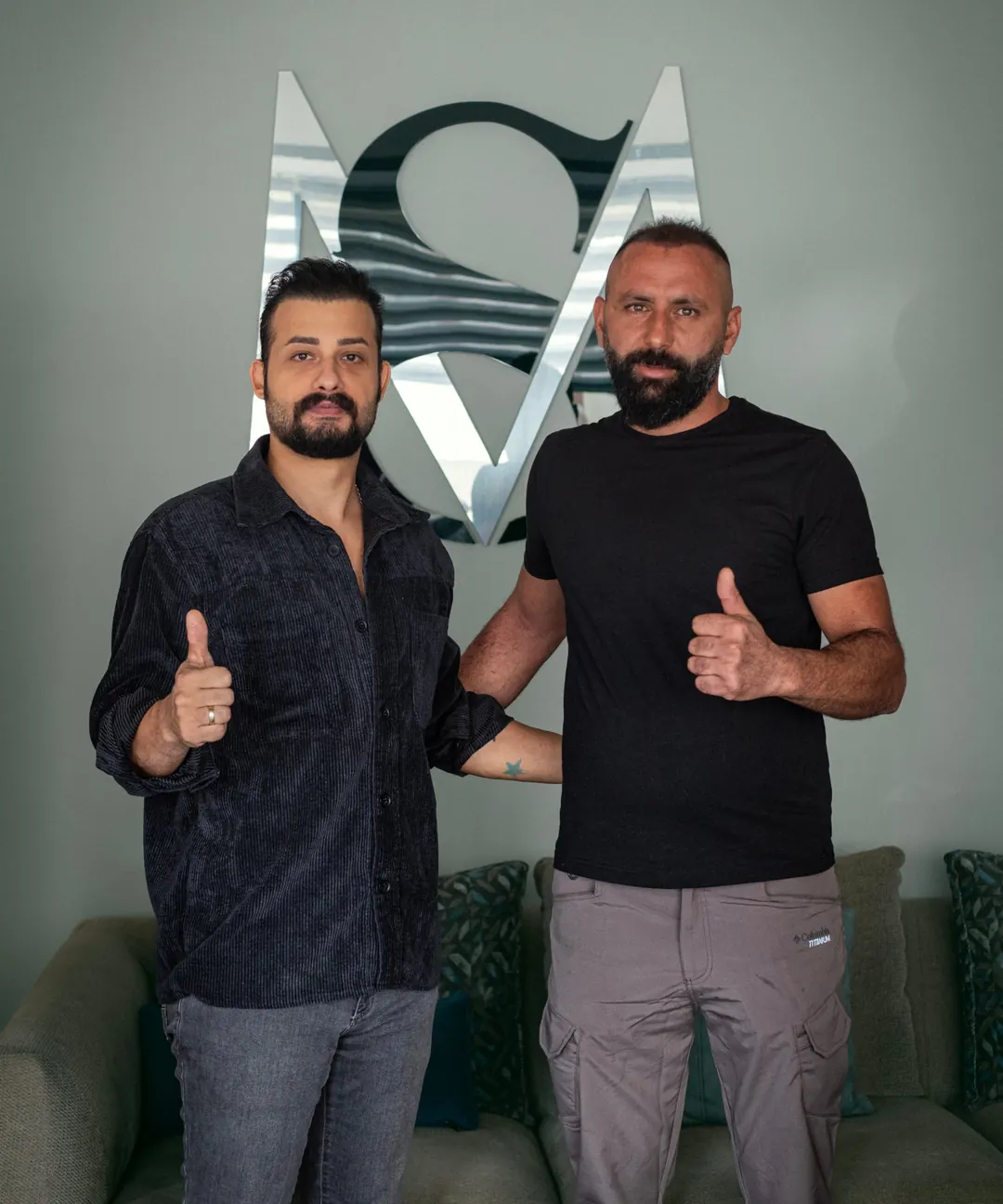 Uzm. Est. Semih Deniz ve Elazığ'dan gelen saç simülasyonu danışanı Erol Bey, Diyarbakır'daki uygulama merkezinde