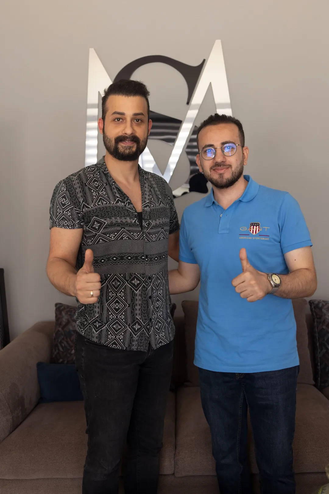 Uzm. Est. Semih Deniz ve Mardin’den gelen saç simülasyonu danışanı, rötuş sonrası uygulama merkezinde hatıra fotoğrafında