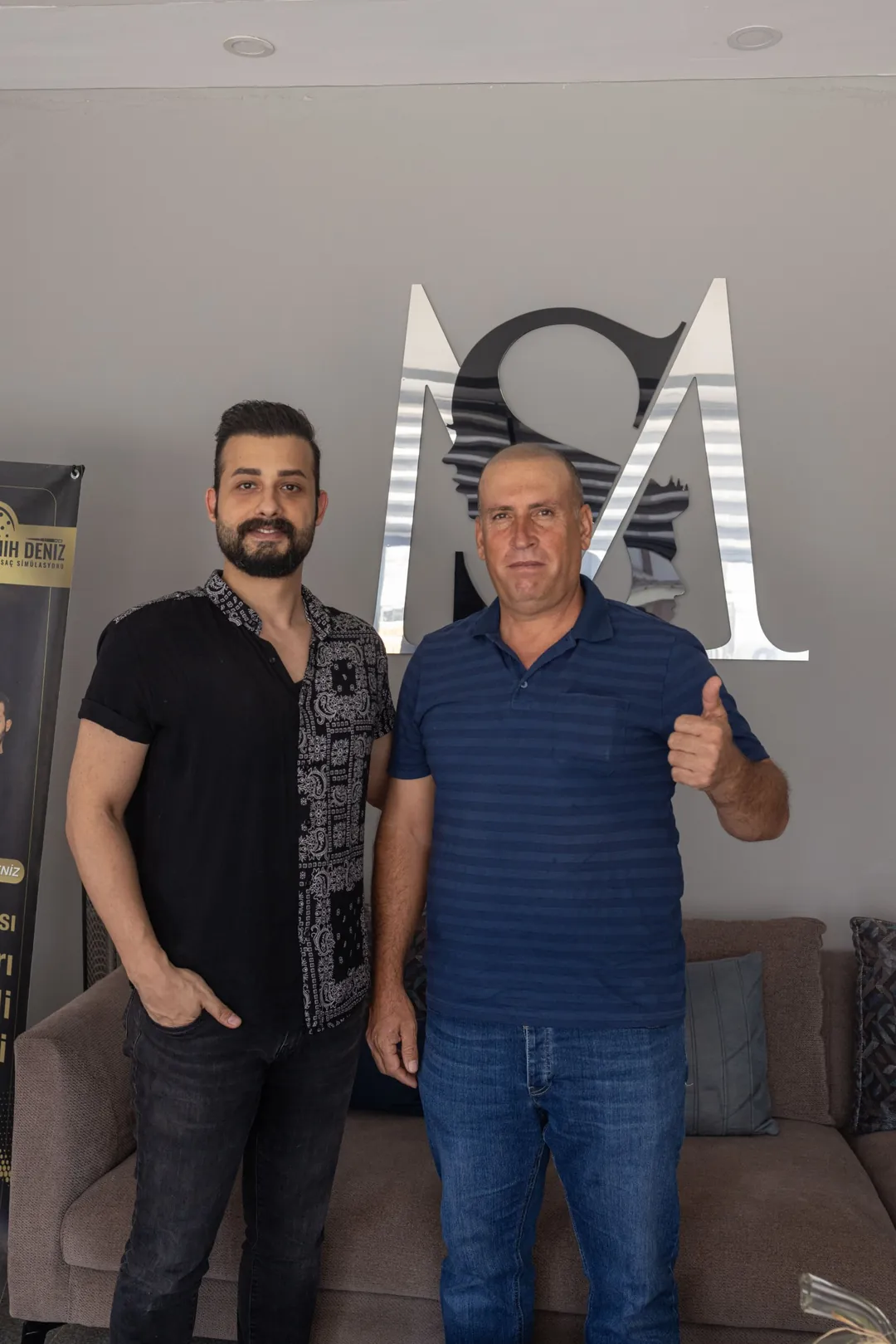 Uzm. Est. Semih Deniz ve Muş’tan gelen saç simülasyonu danışanı, Diyarbakır’daki uygulama merkezinde hatıra fotoğrafında